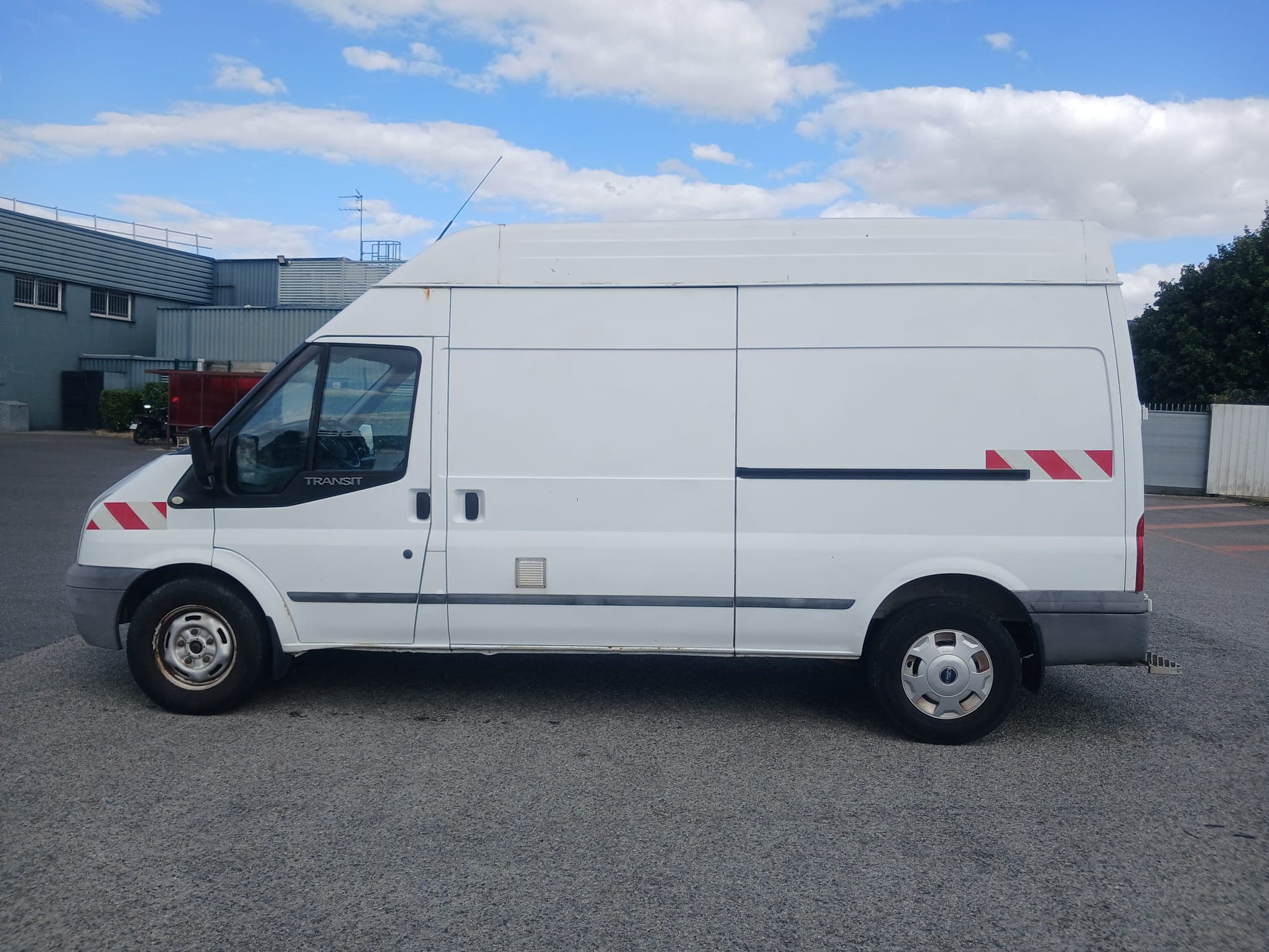 Utilitaire grand volume Francis Location stationné, prêt pour une intervention